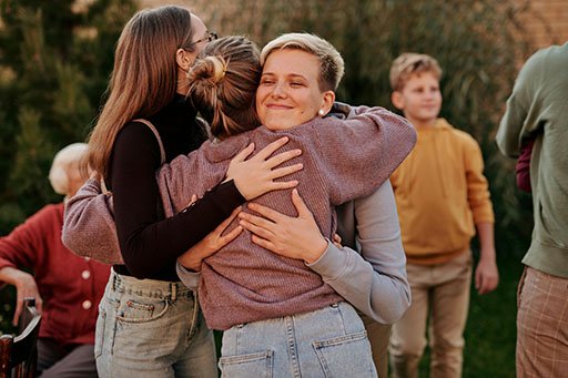 friends-hugging